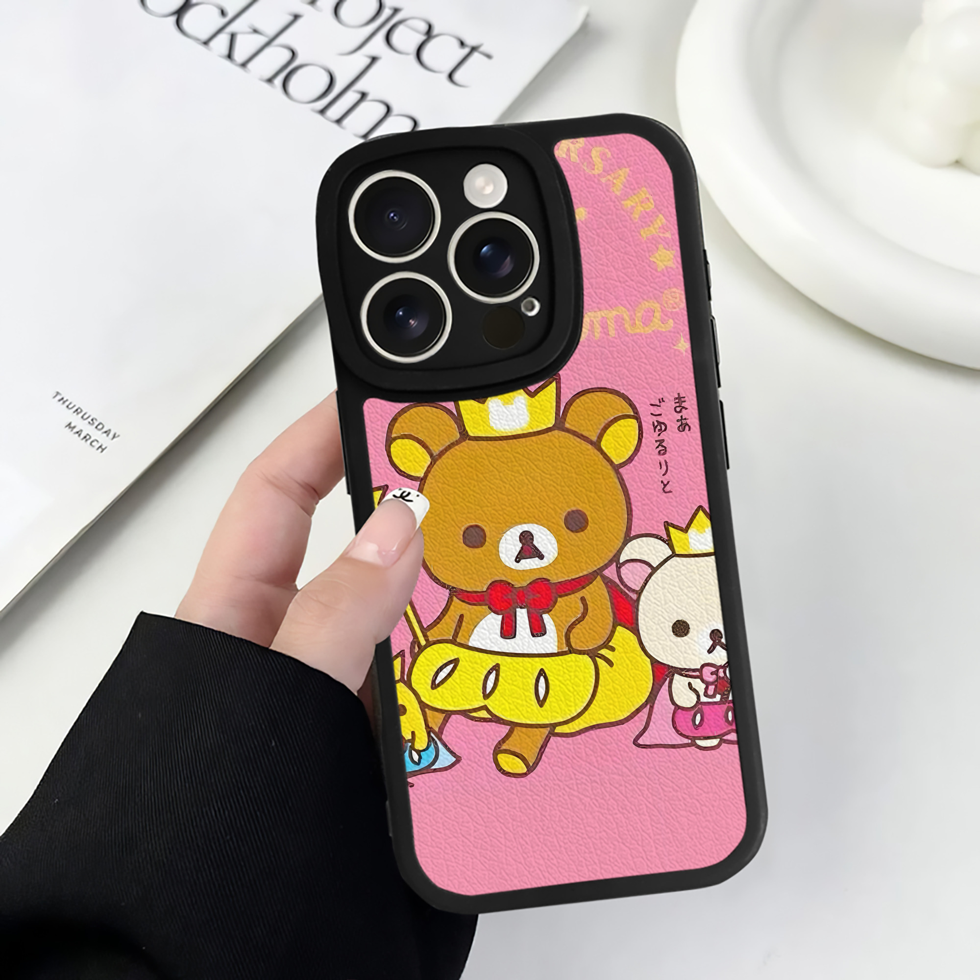 （画像用） リラックマ リラックマ キイロイトリ Rilakkuma Korilakkuma Kiiroitori 【iPhone 16シリーズ対応】シリコンスマホケース（レザー調） 材質：シリコン